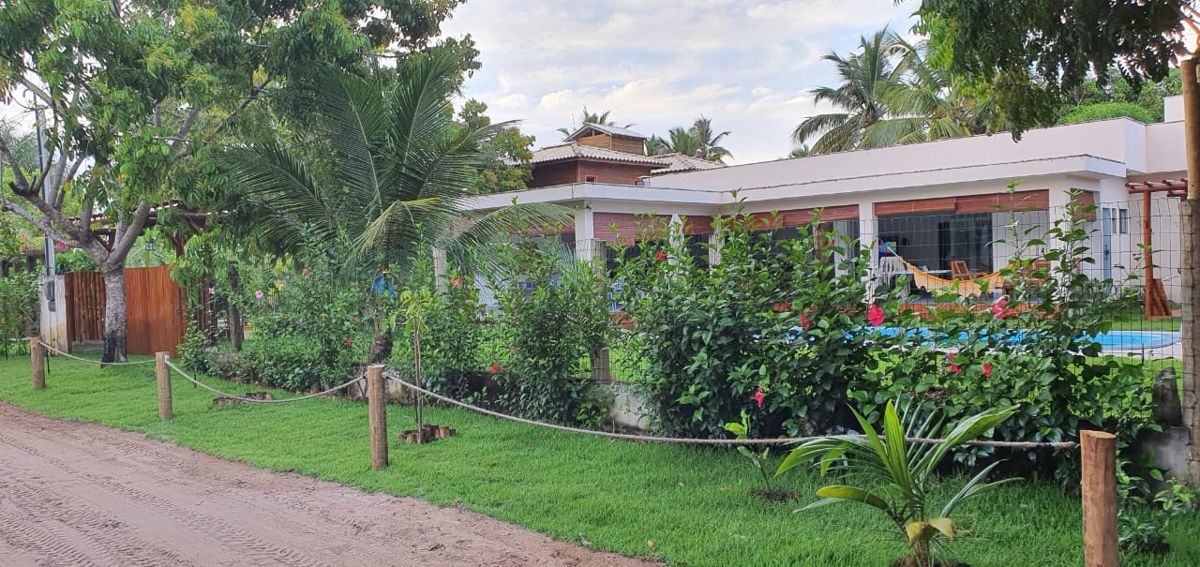 Casa Odara — Frente da casa e jardim